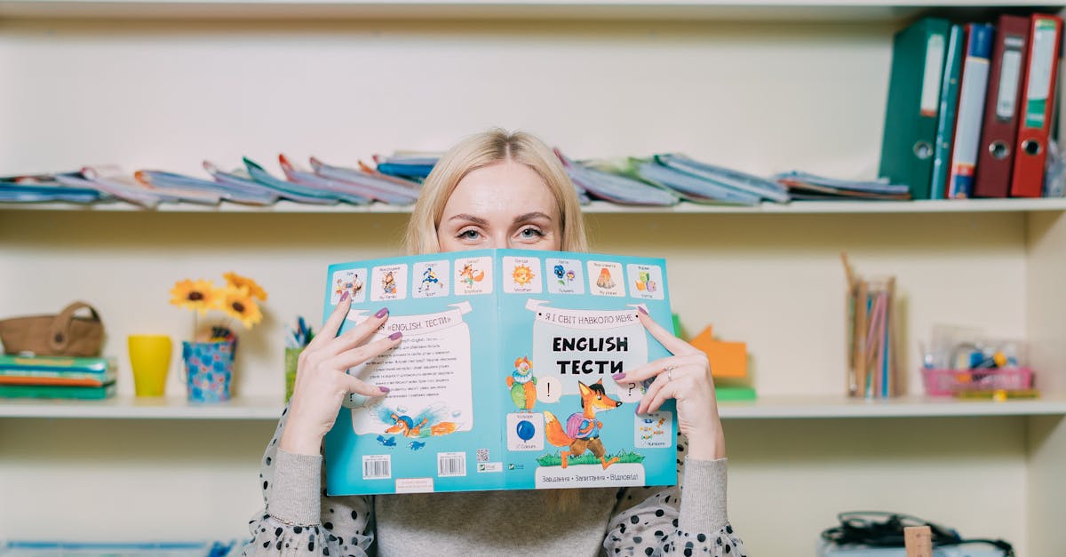 découvrez des méthodes efficaces et ludiques pour enseigner l'anglais aux enfants, adaptées à tous les âges et niveaux.