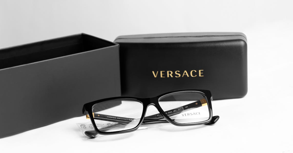 découvrez l'univers luxueux de versace, la marque emblématique de mode italienne alliant élégance et audace.