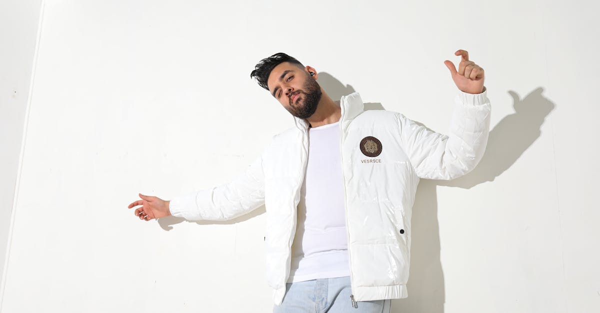 découvrez l'univers luxueux et emblématique de versace, marque italienne de haute couture, alliant élégance, innovation et style audacieux.