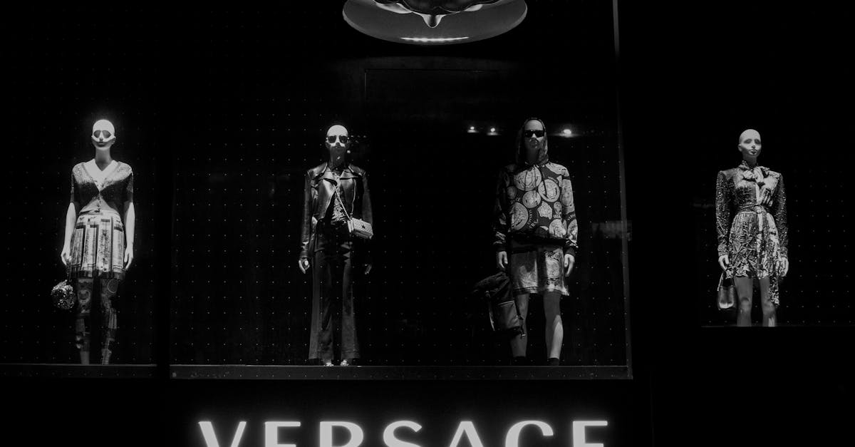 découvrez l'univers luxueux de versace, une maison de mode italienne emblématique reconnue pour ses designs audacieux, son élégance inégalée et ses collections sophistiquées.