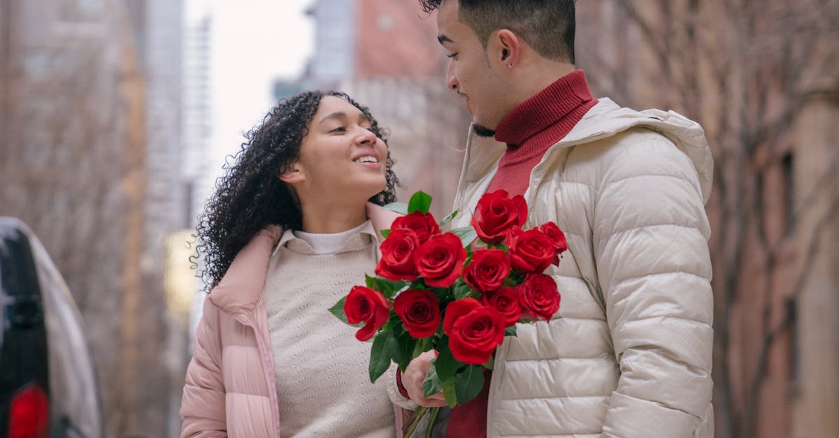 découvrez des tenues parfaites pour vos rendez-vous hivernaux : élégance, confort et chaleur garantis pour briller lors de vos sorties en saison froide.