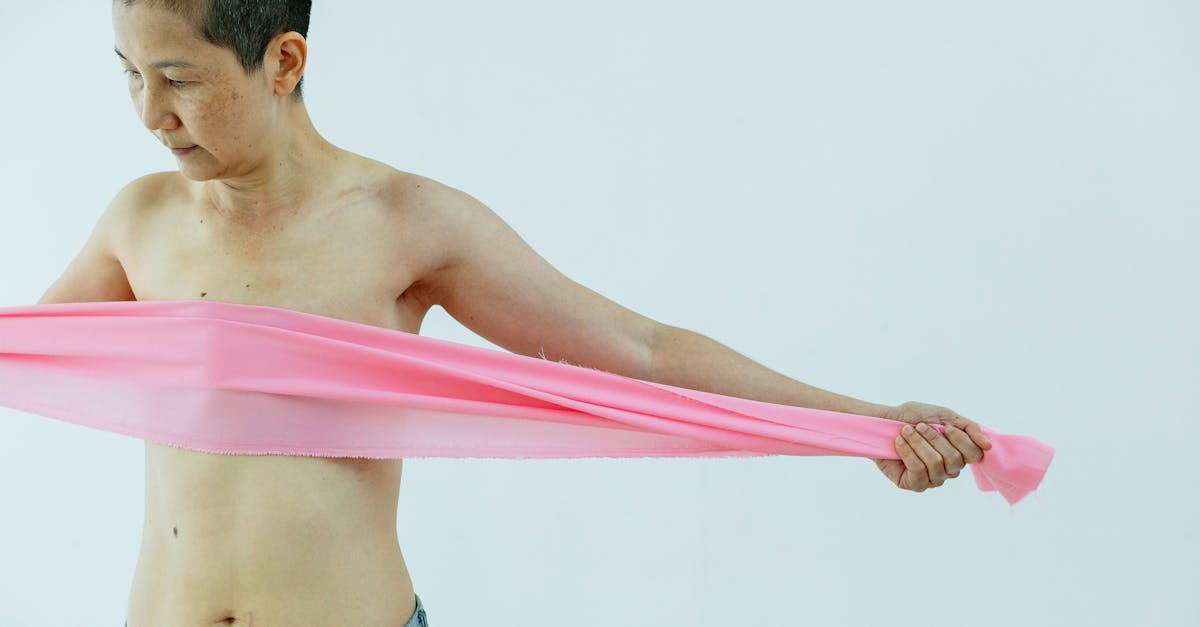 découvrez tout ce qu'il faut savoir sur les poils sur la poitrine : causes, conseils d'épilation et soins pour une peau lisse et saine.