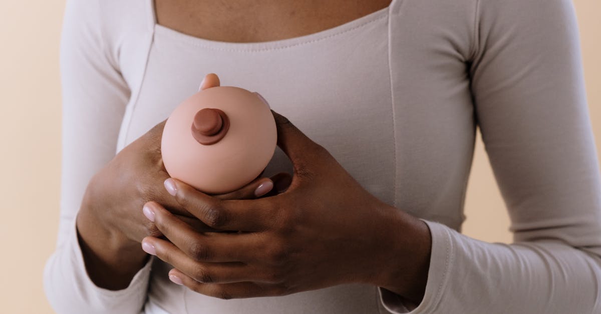 découvrez tout ce qu'il faut savoir sur les poils de la poitrine : causes, soins et solutions pour une peau douce et nette.