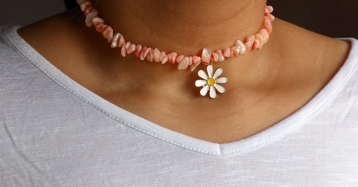 découvrez comment styliser votre choker pour un look tendance et élégant, avec des conseils mode et des idées d'association parfaites.