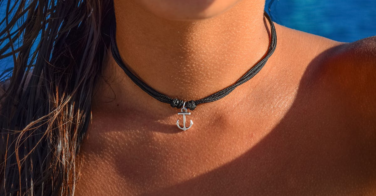 découvrez nos astuces et idées tendance pour styliser votre choker avec élégance et modernité.