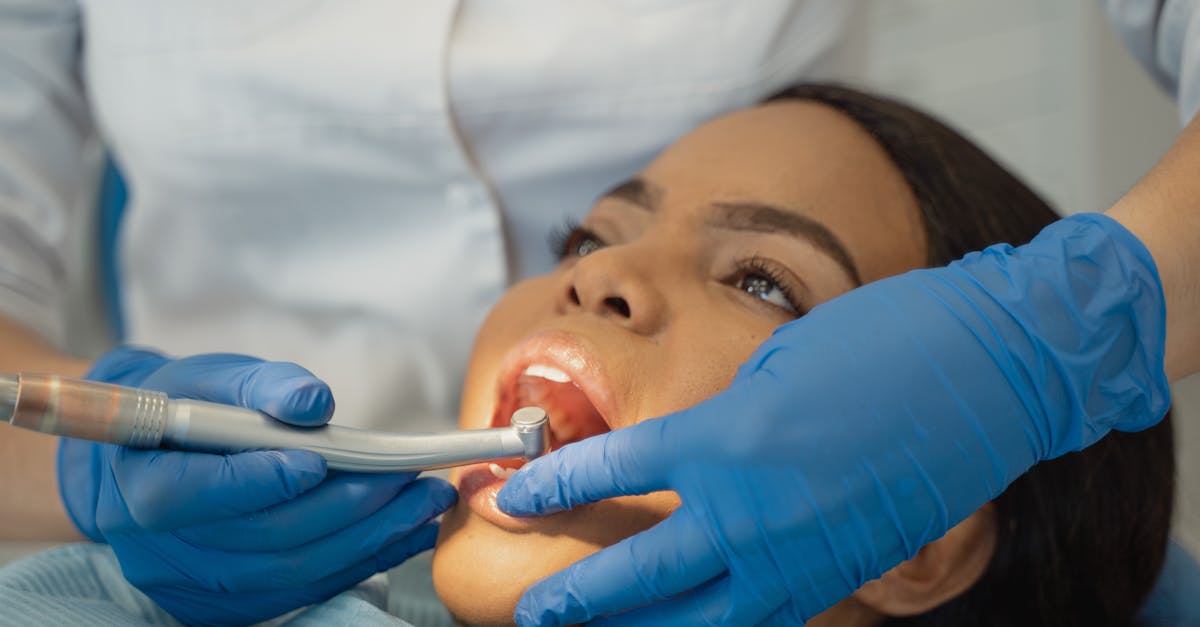 découvrez les risques associés aux bijoux dentaires, incluant les dangers pour la santé bucco-dentaire et les précautions à prendre avant de les adopter.