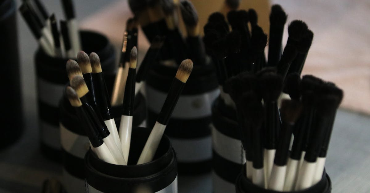 découvrez notre guide complet sur l'application de fond de teint pour un teint parfait et naturel toute la journée.