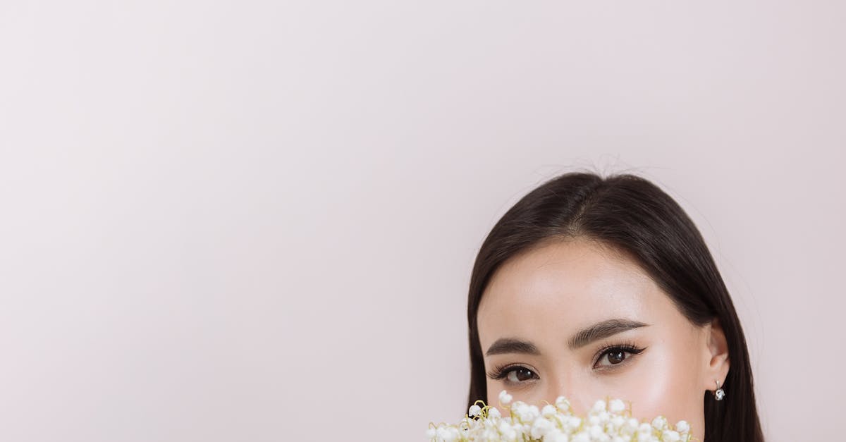 découvrez comment choisir et appliquer la bonne base de maquillage pour un teint parfait et longue tenue.