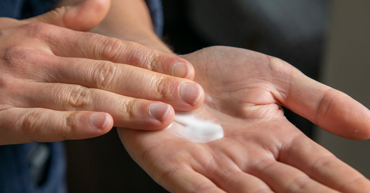 découvrez nos astuces et produits efficaces pour assouplir le cuir et prolonger la durée de vie de vos articles en cuir.