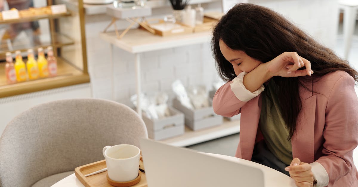 soulagement naturel de la toux : découvrez des remèdes efficaces et naturels pour apaiser votre gorge et arrêter la toux rapidement, sans effets secondaires.