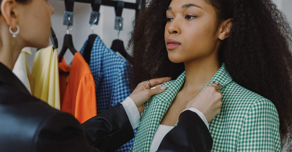 conseils pour optimiser votre garde-robe et adopter un style épuré, pratique et tendance en réduisant efficacement vos vêtements.