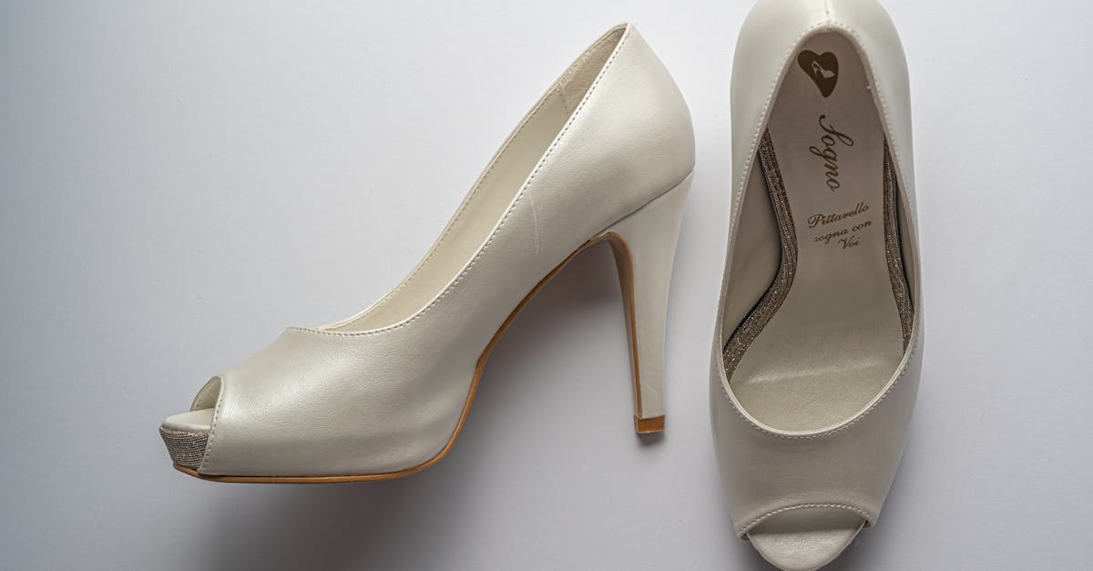 découvrez nos astuces efficaces pour blanchir vos chaussures blanches et leur redonner un éclat impeccable.