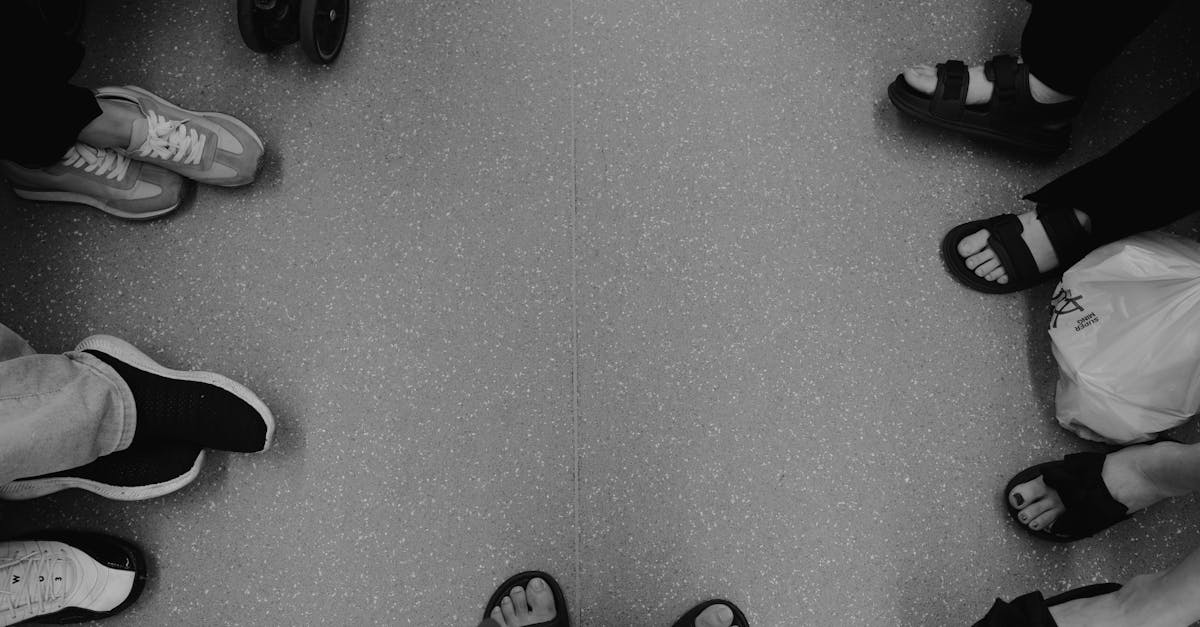 découvrez comment blanchir efficacement vos chaussures blanches pour leur redonner éclat et fraîcheur facilement.