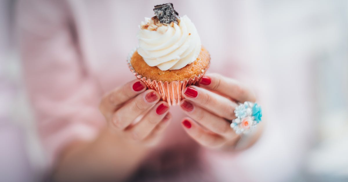 découvrez comment styliser des pantalons larges pour les petites tailles avec des astuces mode pour allonger la silhouette et rester élégante au quotidien.